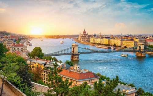 Budapest Hop-On-Hop-Off-Bustour Open-Top-Sightseeing-Bus am Parlament in Budapest