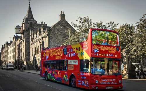 Sightseeing-Bus am Edinburgh Castle