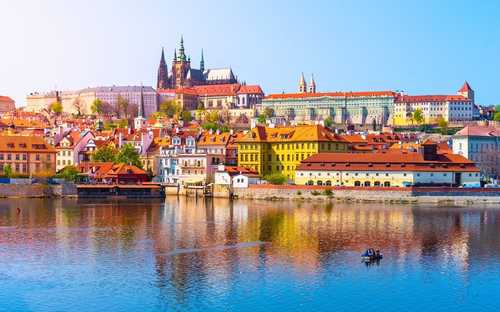 Prag Hop-On-Hop-Off-Bustour Open-Top-Sightseeing-Bus an der Prager Burg