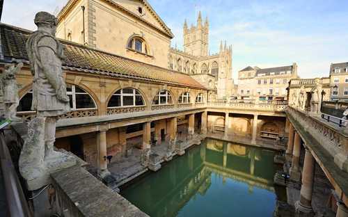 Bath Stadtrundfahrt Open-Top-Bus an den Römischen Bädern in Bath