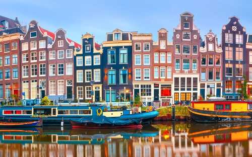 Amsterdam Hop-On-Hop-Off-Bus Open-Top-Sightseeing-Bus an den Grachten in Amsterdam