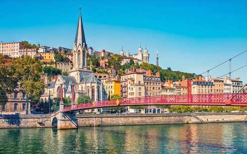 Lyon Hop-On-Hop-Off-Bus Open-Top-Sightseeing-Bus an der Basilika Fourvière in Lyon