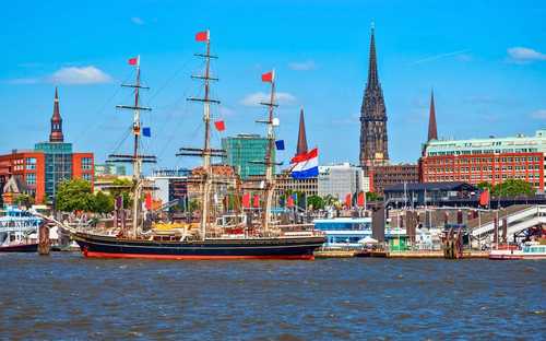 Open-Top-Sightseeing-Bus in der Speicherstadt in Hamburg